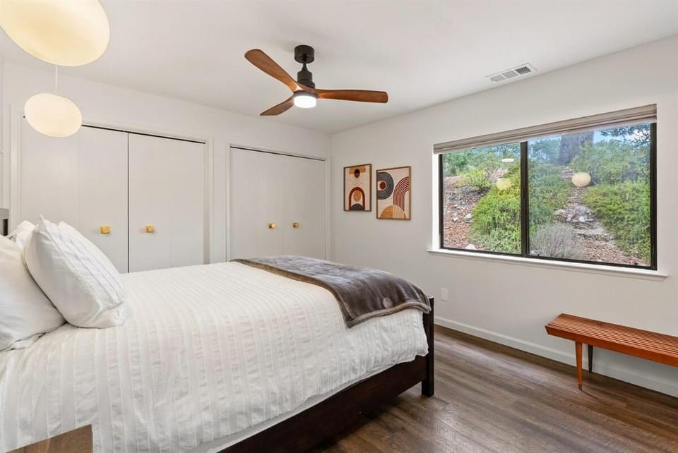 Mid-Mod Hilltop Retreat Views & Local Wildlife House in Atascadero