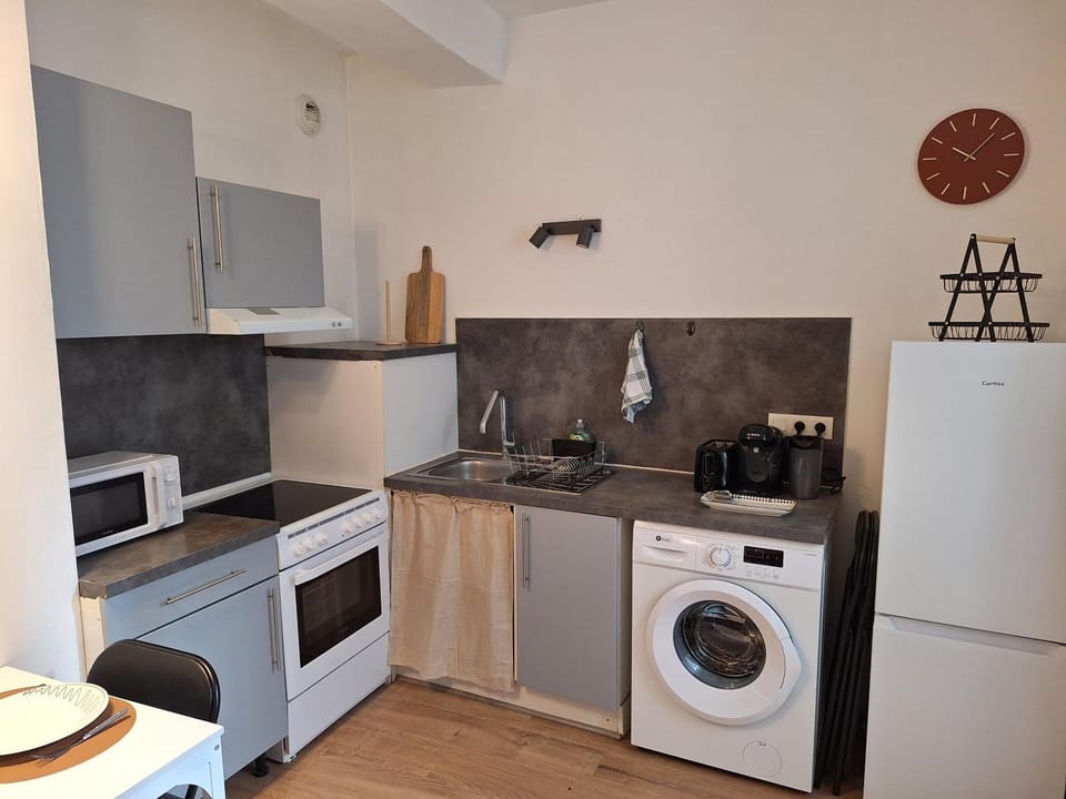 Coffee/tea facilities, oven, stove, toaster, kitchen