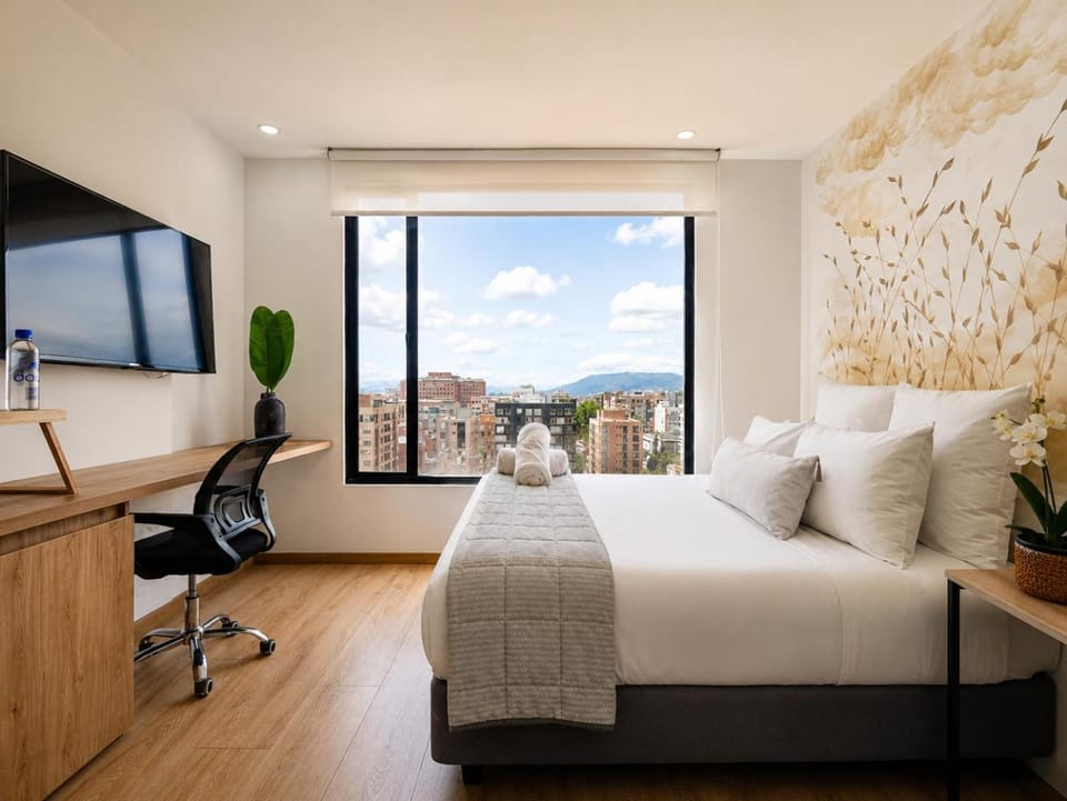 Bed, TV and multimedia, Photo of the whole room, Seating area, Bedroom