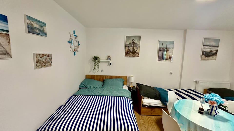 Bed, Living room, Photo of the whole room, Seating area, Bedroom