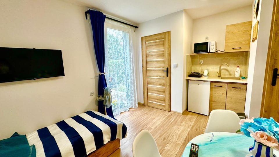 Communal lounge/ TV room, Bed, TV and multimedia, Kitchen or kitchenette, Living room, Photo of the whole room, Seating area, Dining area, Bedroom