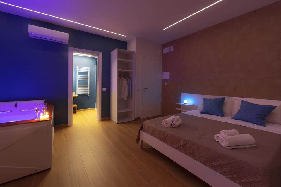 Bed, Hot Tub, Photo of the whole room, Bedroom, towels, wardrobe, air conditioner
