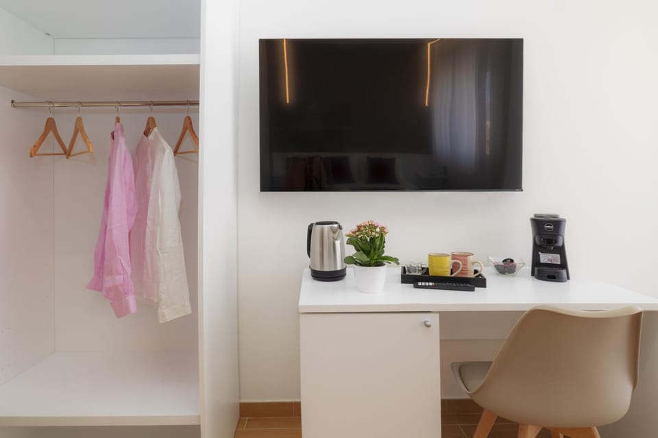 TV and multimedia, Coffee/tea facilities, minibar, wardrobe