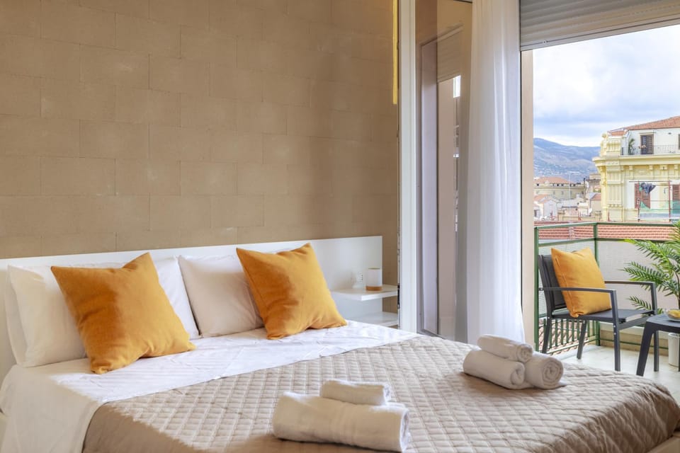 Bed, Balcony/Terrace, Bedroom, City view, Landmark view, Mountain view, towels