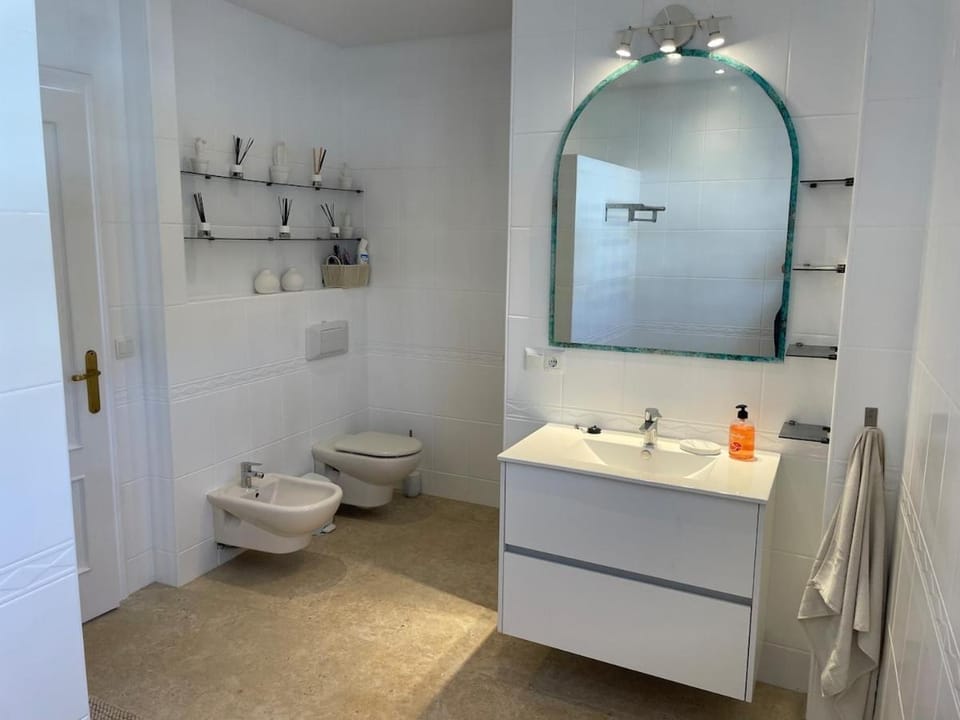 Shower, Bathroom, bidet, towels