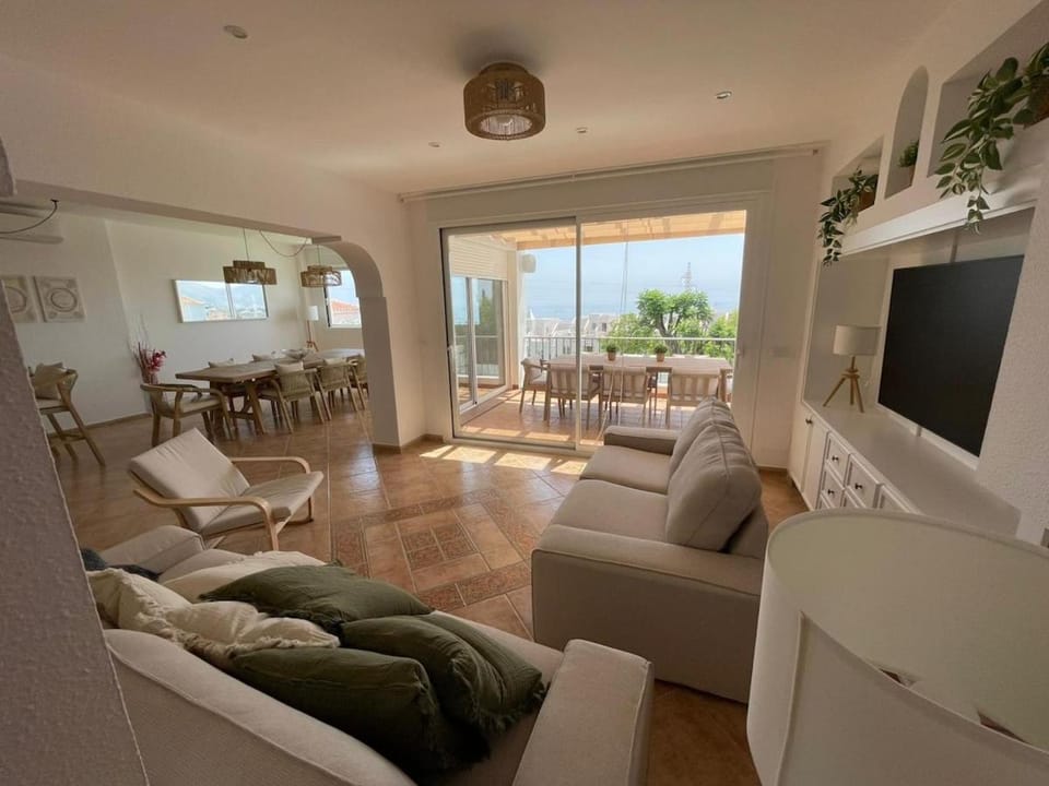 Communal lounge/ TV room, Natural landscape, TV and multimedia, View (from property/room), Balcony/Terrace, Dining area, Evening entertainment