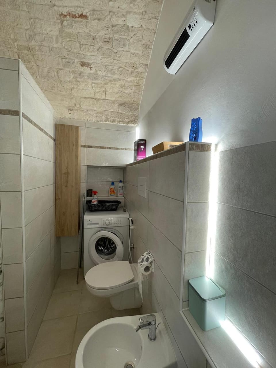 Toilet, Bathroom, towels, washing machine, dryer