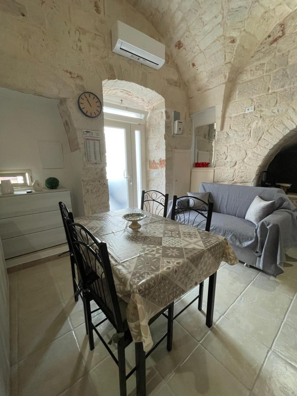 Seating area, Dining area, air conditioner