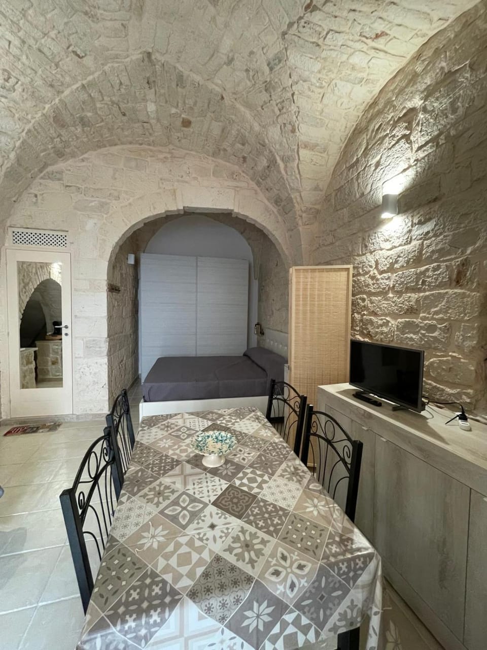Bed, Kitchen or kitchenette, Photo of the whole room, Seating area, Dining area