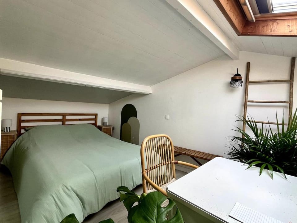 Bed, Photo of the whole room, Seating area, Bedroom