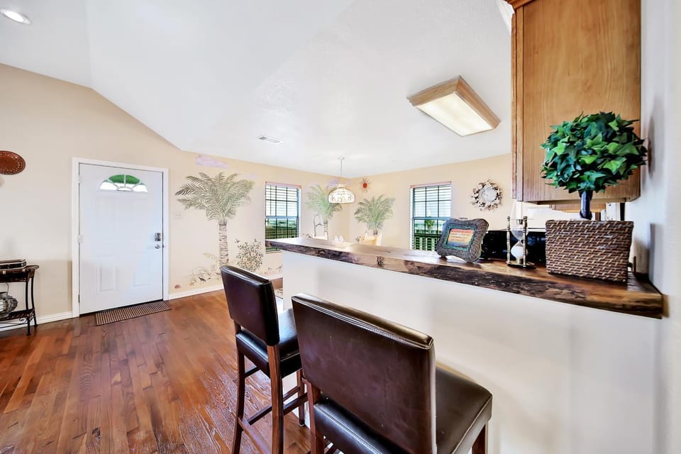 Escape Bay Views Large Deck Group Ready House in Texas City