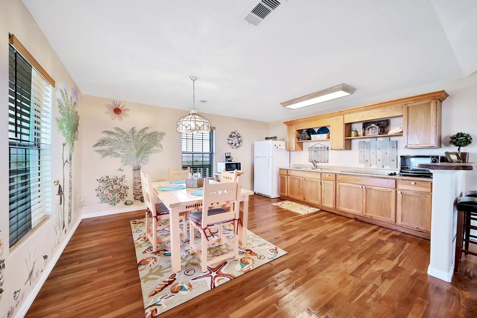 Escape Bay Views Large Deck Group Ready House in Texas City