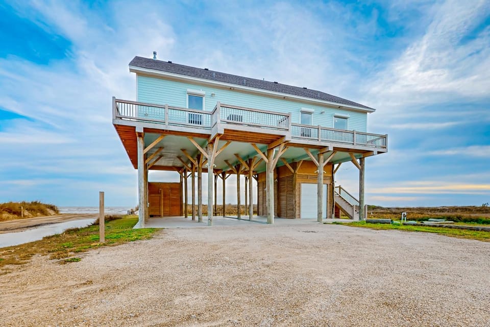 Stunning Beachfront Cargo Lift Sleeps 14 House in Bolivar Peninsula