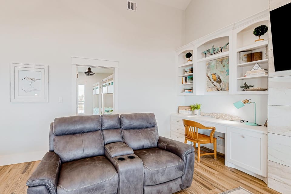 Stunning Beachfront Cargo Lift Sleeps 14 House in Bolivar Peninsula