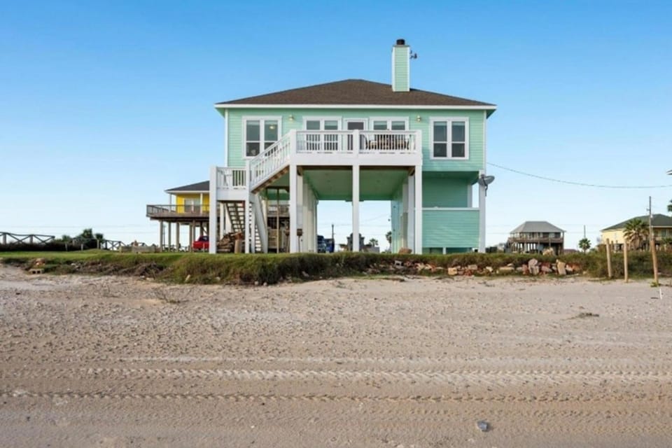 Breathtaking Beachfront 3BR Cargo Lift, Fire pit l Pet-Friendly House in Bolivar Peninsula