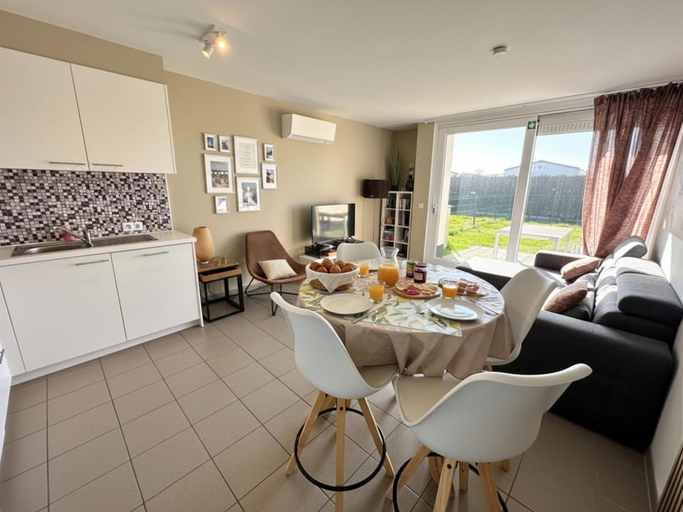 Living room, Dining area