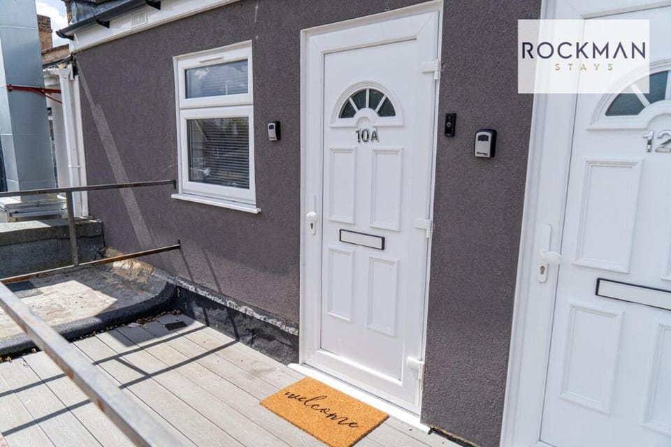 Rockman Residences 12 bedroom house - 24 beds - 4 bathrooms - 4 Kitchens - Van Parking - CONTRACTOR HUB House in Grays