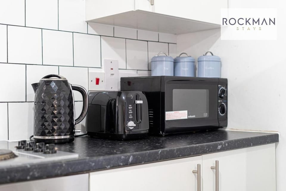 Rockman Residences 12 bedroom house - 24 beds - 4 bathrooms - 4 Kitchens - Van Parking - CONTRACTOR HUB House in Grays