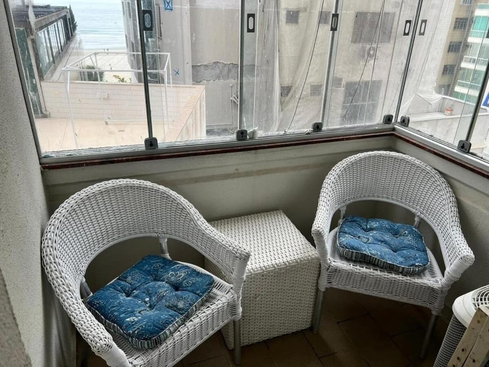 Quadra mar, 2 quartos, localizacao privilegiada Apartment in Camboriú
