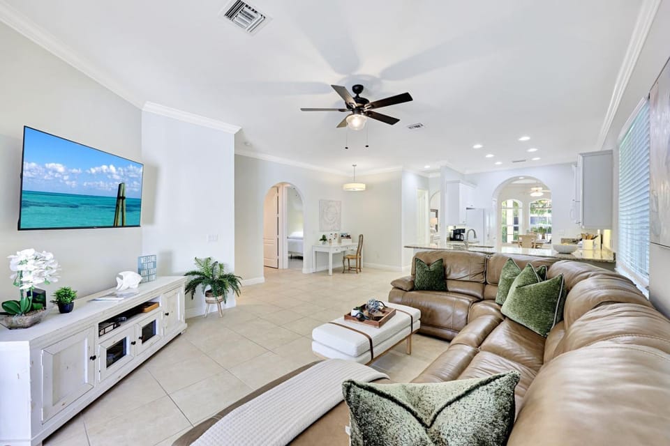 Relax at Dolphin Dreams Private Pool, 3BR/2BA Naples Park Retreat House in Naples Park