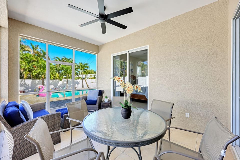 Relax at Dolphin Dreams Private Pool, 3BR/2BA Naples Park Retreat House in Naples Park
