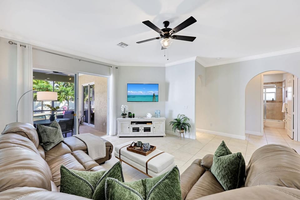 Relax at Dolphin Dreams Private Pool, 3BR/2BA Naples Park Retreat House in Naples Park