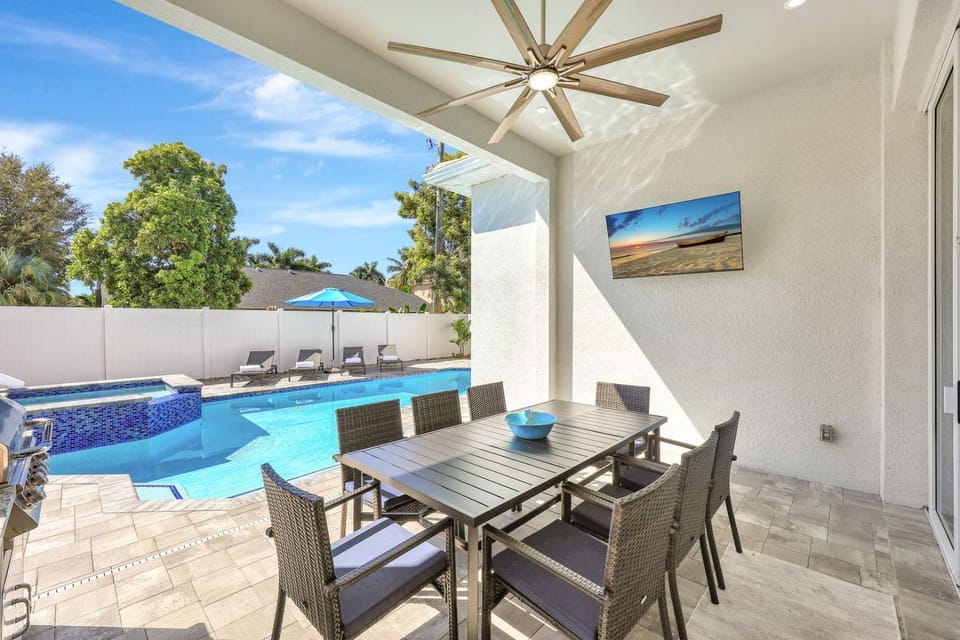 Sand Dollar Retreat New 4BR w/ Pool, Spa & Walk to Vanderbilt Beach House in Naples Park