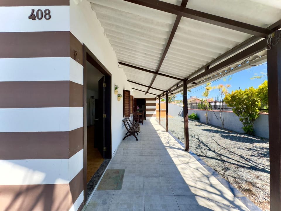 Casa Completa em Penha a poucos passos da PRAIA com Wi Fi TV e Cozinha Equipada Churrasqueira Privativa Ares condicionados Perfeito para Férias em Família Reserve agora mesmo! House in Penha