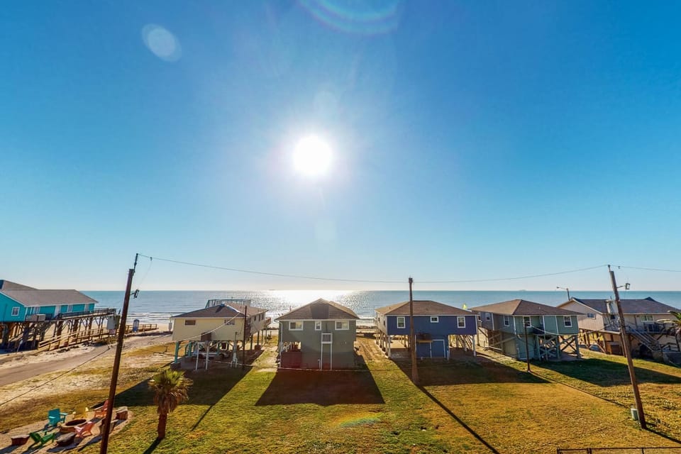 Escape Gulf Views Firepit Pet Friendly House in Surfside Beach