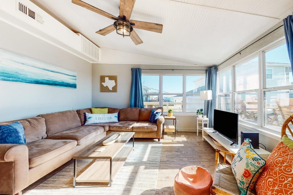 Escape Gulf Views Firepit Pet Friendly House in Surfside Beach