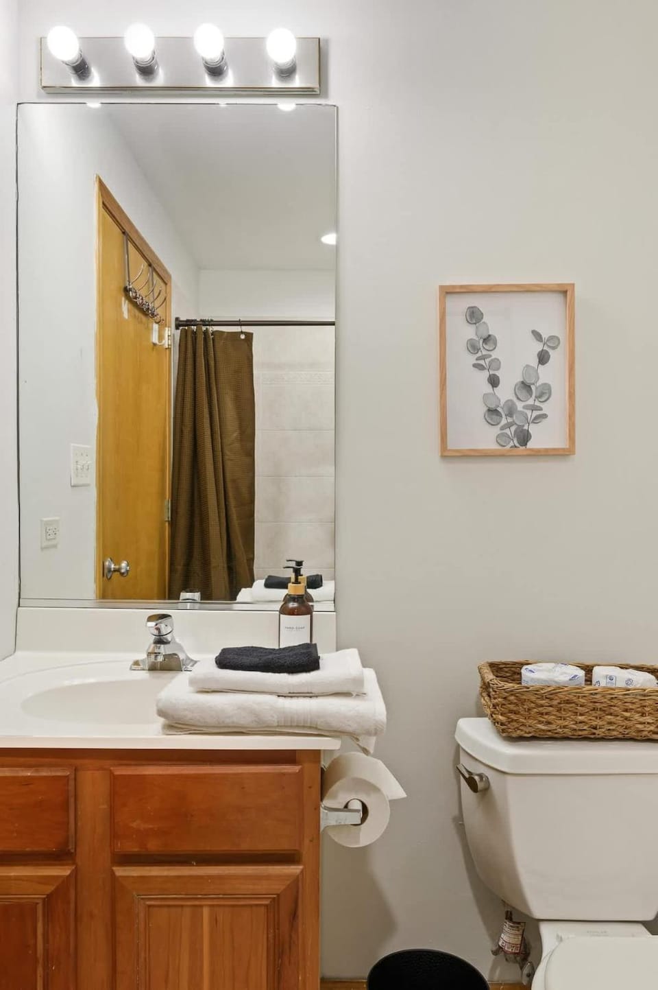 1 Free Parking Sleeps 10 Apartment in Wicker Park
