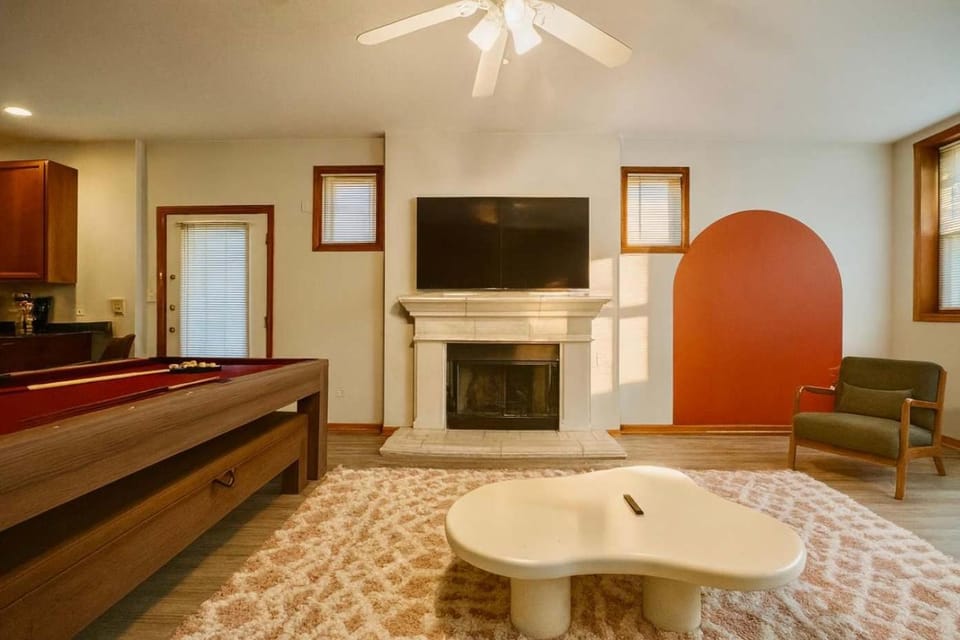 1 Free Parking Sleeps 10 Apartment in Wicker Park