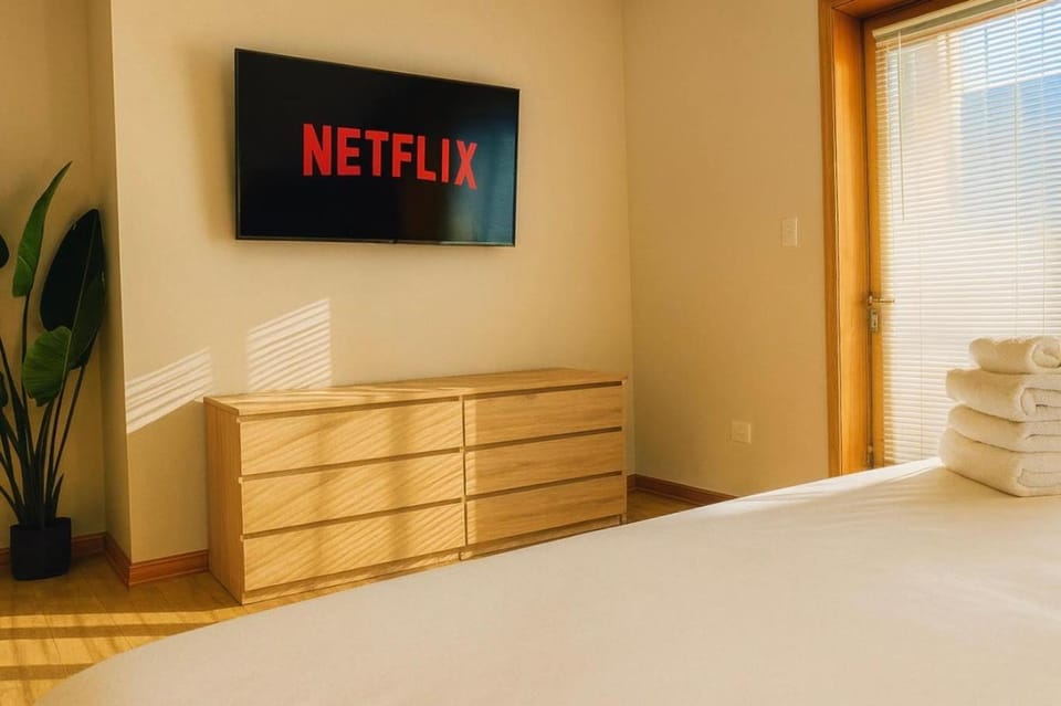 1 Free Parking Sleeps 10 Apartment in Wicker Park