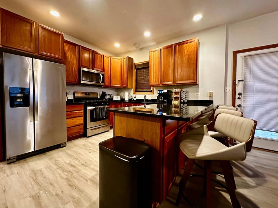 1 Free Parking Sleeps 10 Apartment in Wicker Park