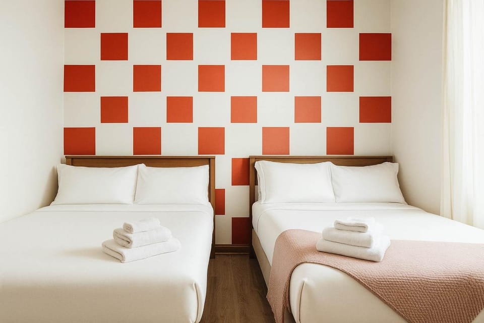 1 Free Parking Sleeps 10 Apartment in Wicker Park