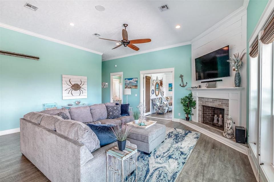 Escape Gulf Views Tiki Bar Sleeps 14 House in Bolivar Peninsula