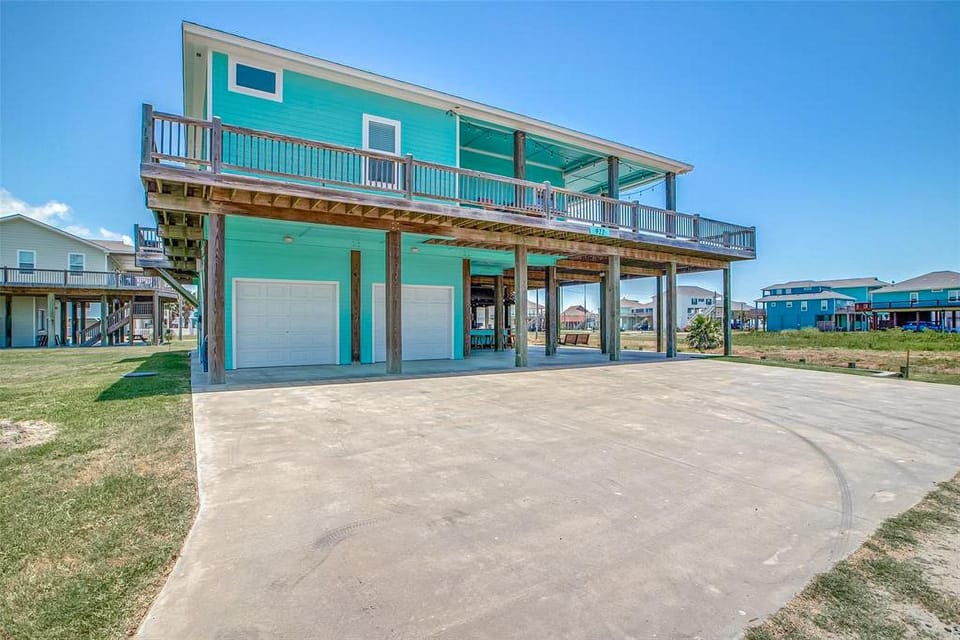 Escape Gulf Views Tiki Bar Sleeps 14 House in Bolivar Peninsula