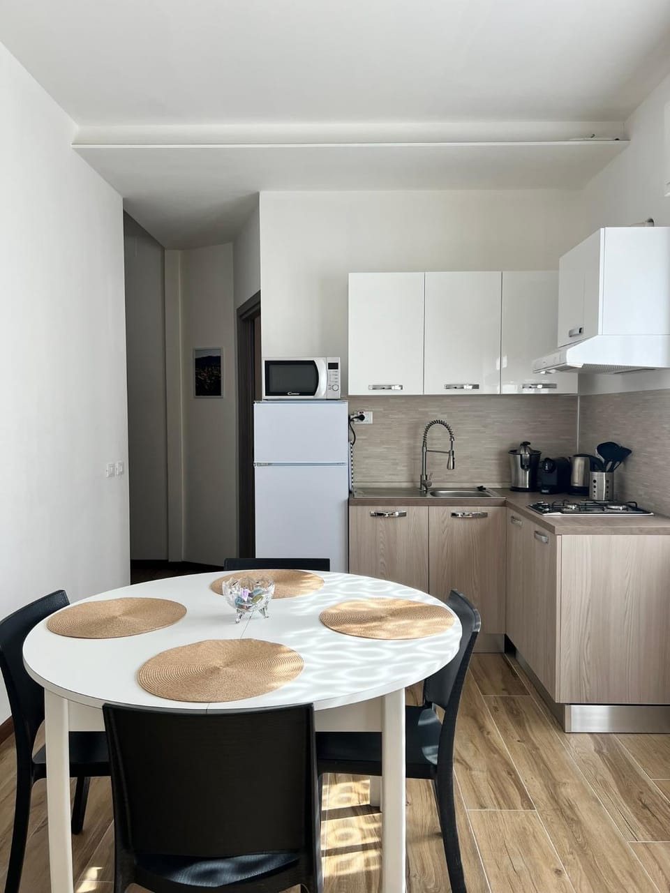 Coffee/tea facilities, Kitchen or kitchenette, Dining area, stove, toaster