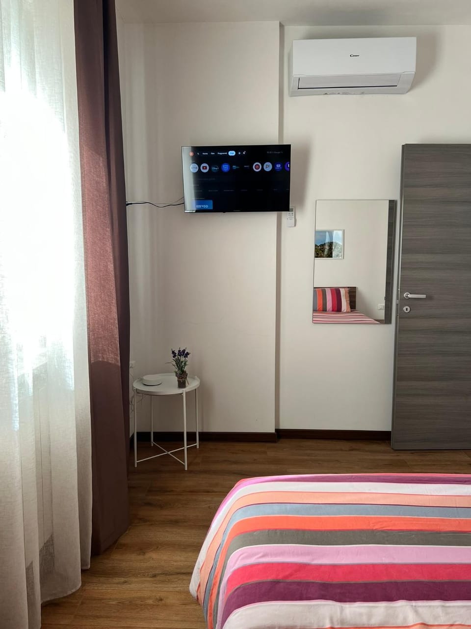 Bed, TV and multimedia, Photo of the whole room, Bedroom, air conditioner