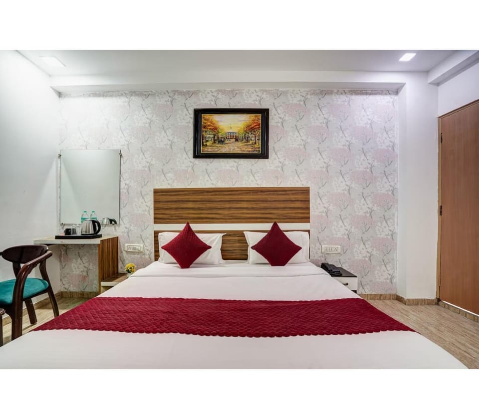 Bed, TV and multimedia, Living room, Photo of the whole room, Seating area, Bedroom, hair dresser