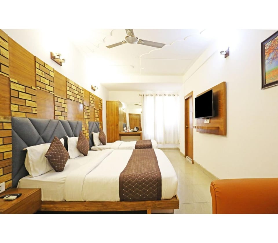 Communal lounge/ TV room, Bed, TV and multimedia, Living room, Photo of the whole room, Seating area, Evening entertainment, Bedroom, fireplace, air conditioner