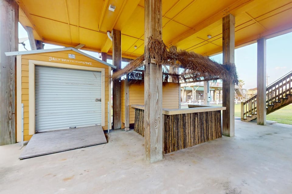 Inviting Gulf Views Pet Friendly Sleeps 12 House in Bolivar Peninsula