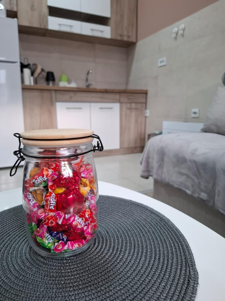 Bed, Kitchen or kitchenette, Food and drinks, Photo of the whole room, Food