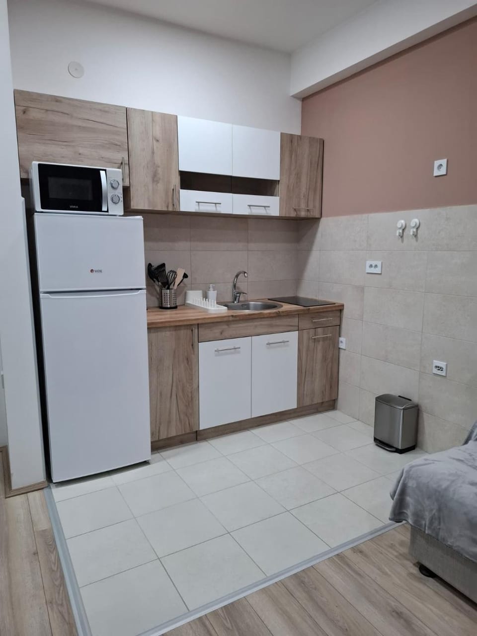 Kitchen or kitchenette, microwave, oven, stove