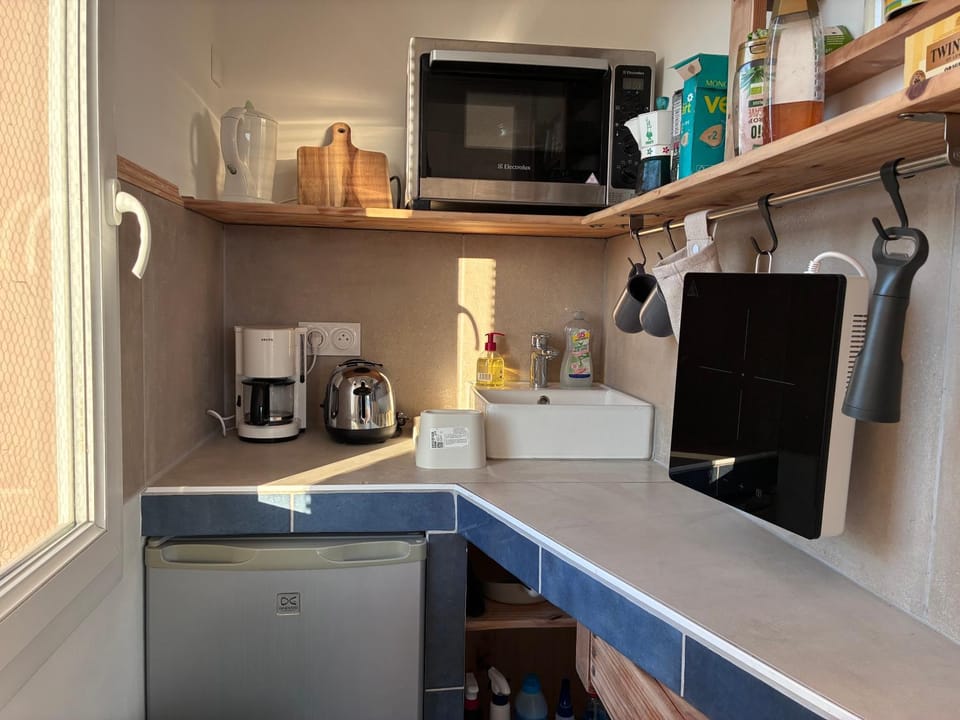 Coffee/tea facilities, Kitchen or kitchenette, oven, stove, toaster