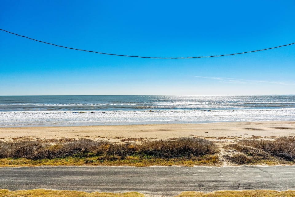 Stunning Beachfront Dog Friendly Sleeps 8 House in Caplen