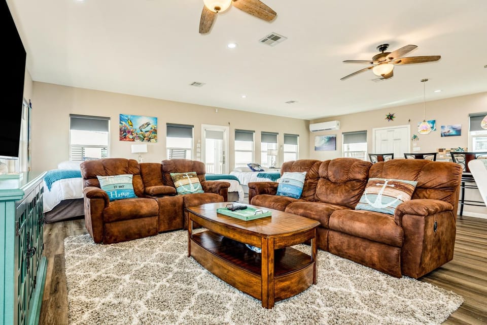 Stunning Beachfront Dog Friendly Sleeps 8 House in Caplen