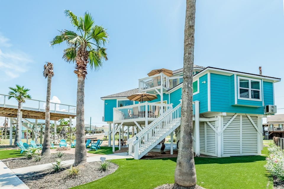 Dream Canal Front Firepit Kayking & Fishing House in Surfside Beach