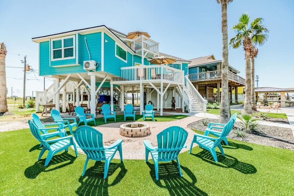 Dream Canal Front Firepit Kayking & Fishing House in Surfside Beach