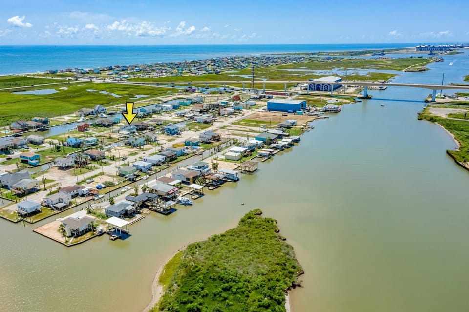 Dream Canal Front Firepit Kayking & Fishing House in Surfside Beach